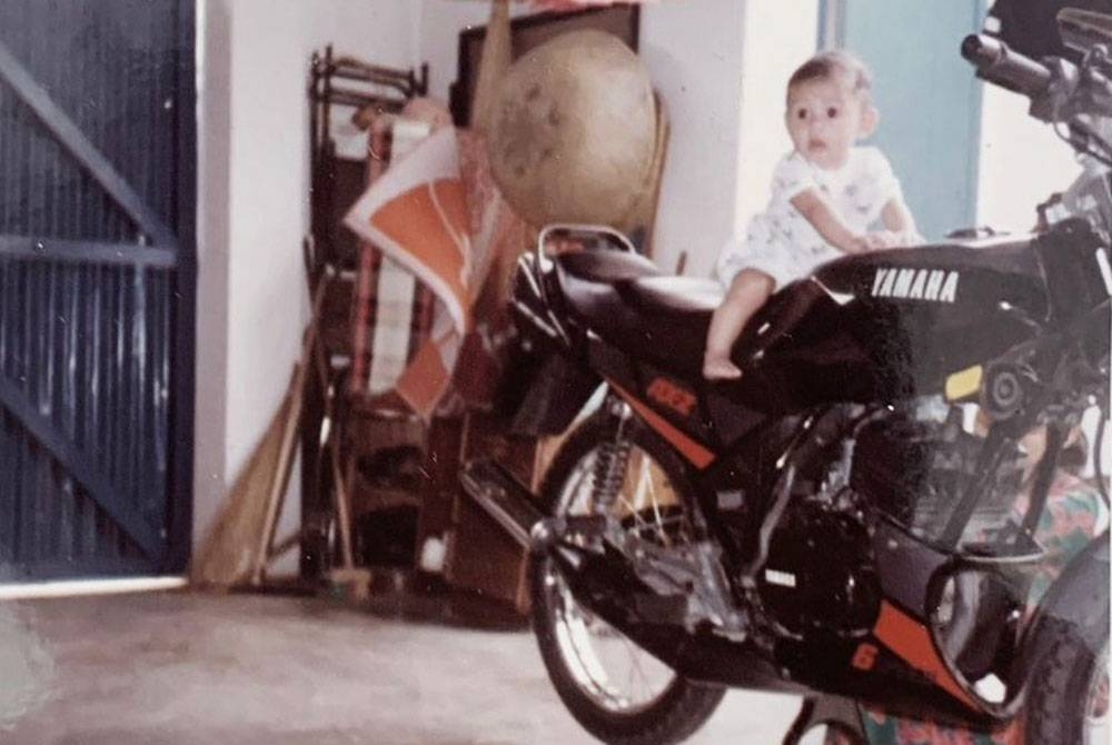 Gambar dirakam bersama motosikal RXZ pada April 1992 ketika Mohamad Adib berusia lima bulan.