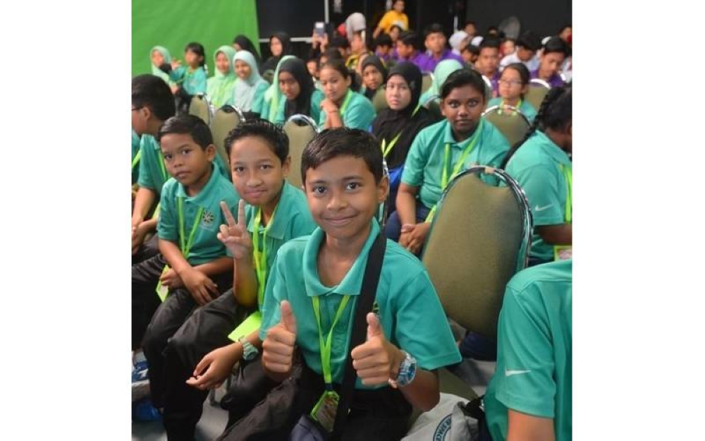 Para pelajar gembira selepas mendengar taklimat daripada Saoud Abd Latib ketika menyertai 'Program Lestarikan Alam bersama Indah Water Konsortium Sdn Bhd' yang diadakan sempena Karnival Pendidikan Sinar Bestari pada Jumaat di Kompleks Kumpulan Karangkraf di sini.