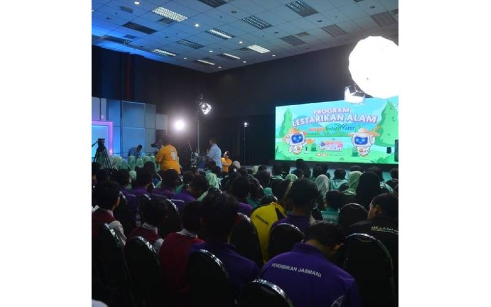 Para pelajar yang hadir ke 'Program Lestarikan Alam bersama Indah Water Konsortium Sdn Bhd' yang diadakan sempena Karnival Pendidikan Sinar Bestari pada Jumaat di Kompleks Kumpulan Karangkraf di sini.