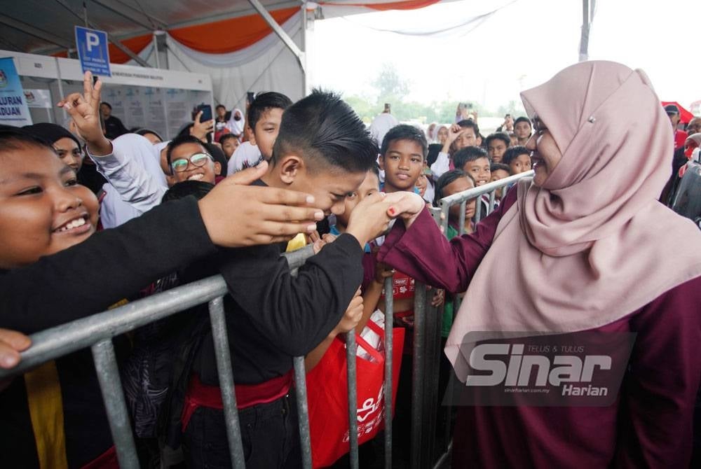 Fadhlina mengambil peluang bertemu pengunjung Karnival Pendidikan Sinar Bestari di Kompleks Media Karangkraf pada Jumaat. FOTO SINAR HARIAN/ROSLI TALIB