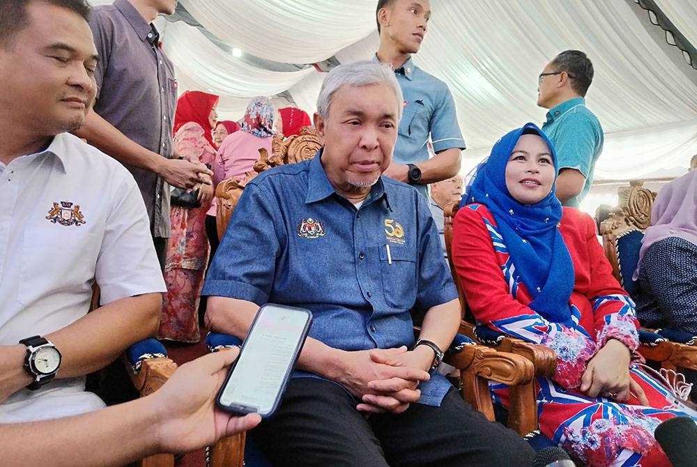Ahmad Zahid pada sidang akhbar setelah menyempurnakan Majlis Perasmian Karnival Usahawan Wanita di MRSM Batu Pahat pada Jumaat