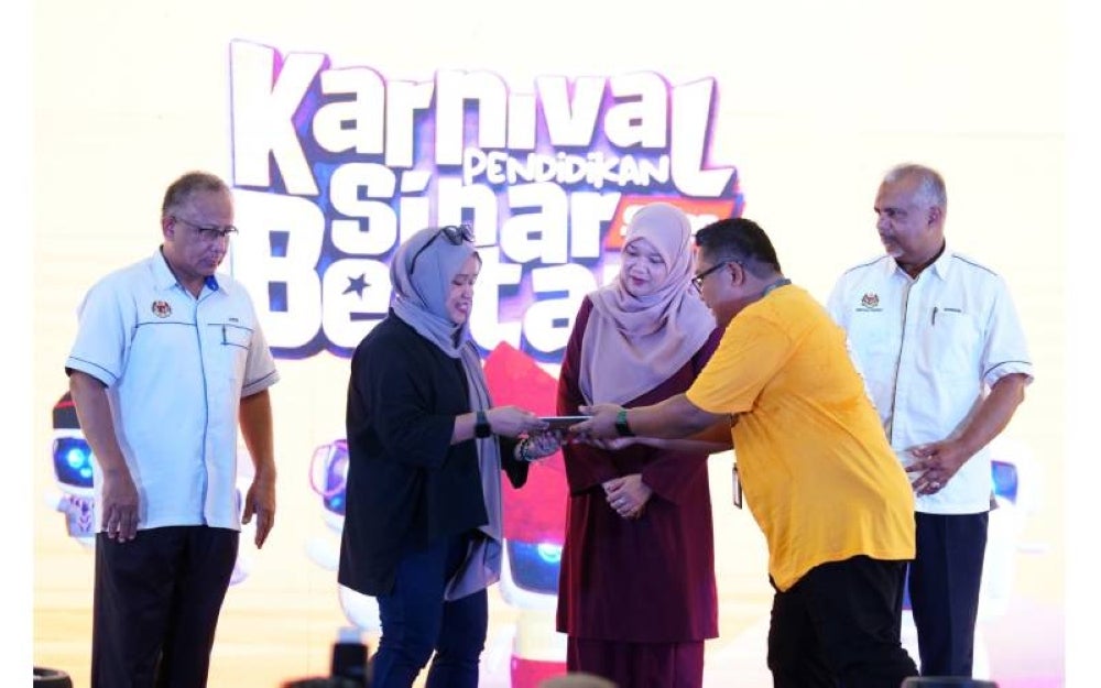 Farah (dua dari kiri) dan Fadhlina (tengah) ketika perasmian Karnival Pendidikan Sinar Bestari (KPSB) di Kompleks Kumpulan Karangkraf, di Shah Alam, pada Jumaat.