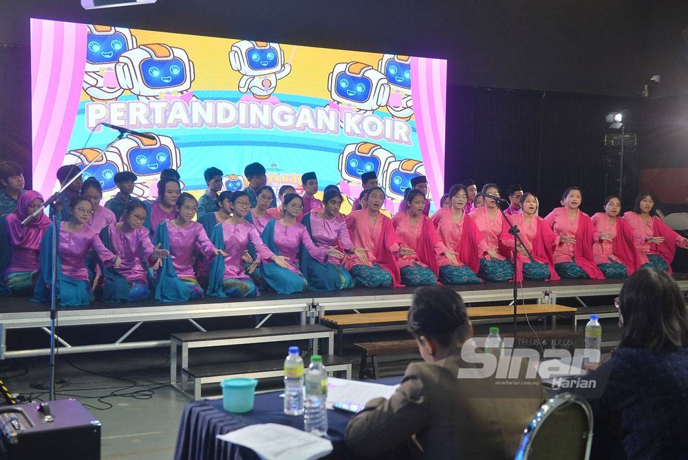 SMK Kepong ketika menyampaikan nyanyian koir sempena Karnival Pendidikan Sinar Bestari pada Jumaat. - Foto: SINAR HARIAN/ Asril Aswandi Shukor