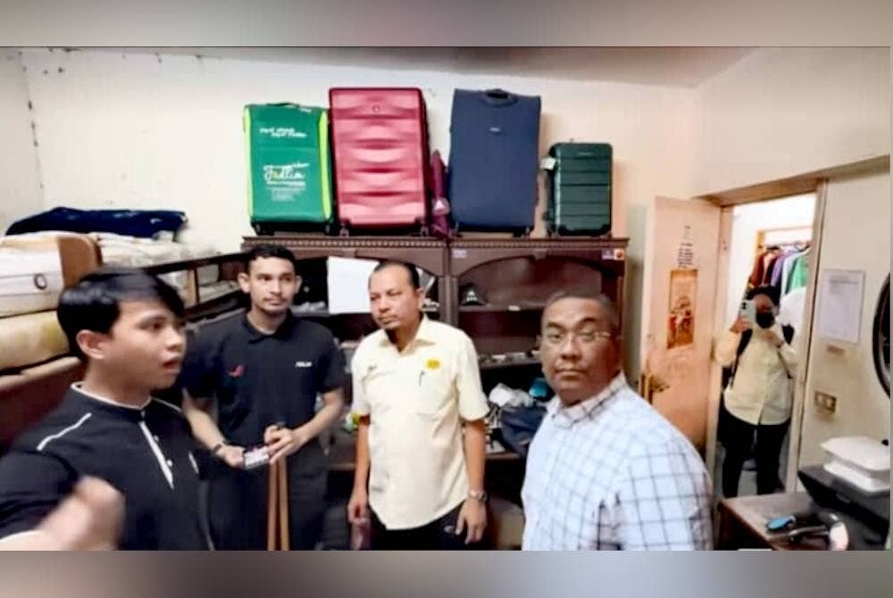 Muhammad Sanusi (kanan) meninjau asrama lelaki yang menempatkan anak Kedah di Mesir. - Foto FB Muhammad Sanusi Md Nor