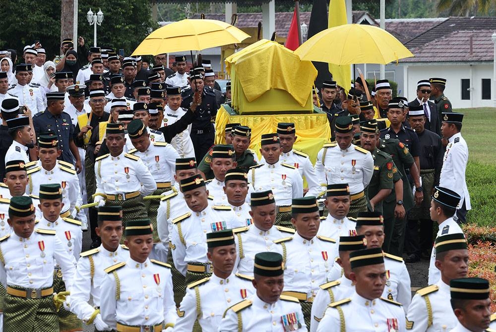 Bekas Tunku Ampuan Negeri Sembilan Tunku Ampuan Najihah Almarhum Tunku Besar Burhanuddin, yang mangkat pagi Jumaat selamat dimakamkan di Makam Diraja Seri Menanti, di sini petang Jumaat. - Foto Bernama