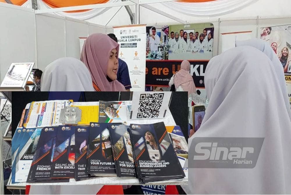 Salah seorang tenaga pengajar sedang memberi penjelasan kepada pelajar di reruai UniKL. Antara bahan-bahan rujukan yang terdapat di reruai UniKL
