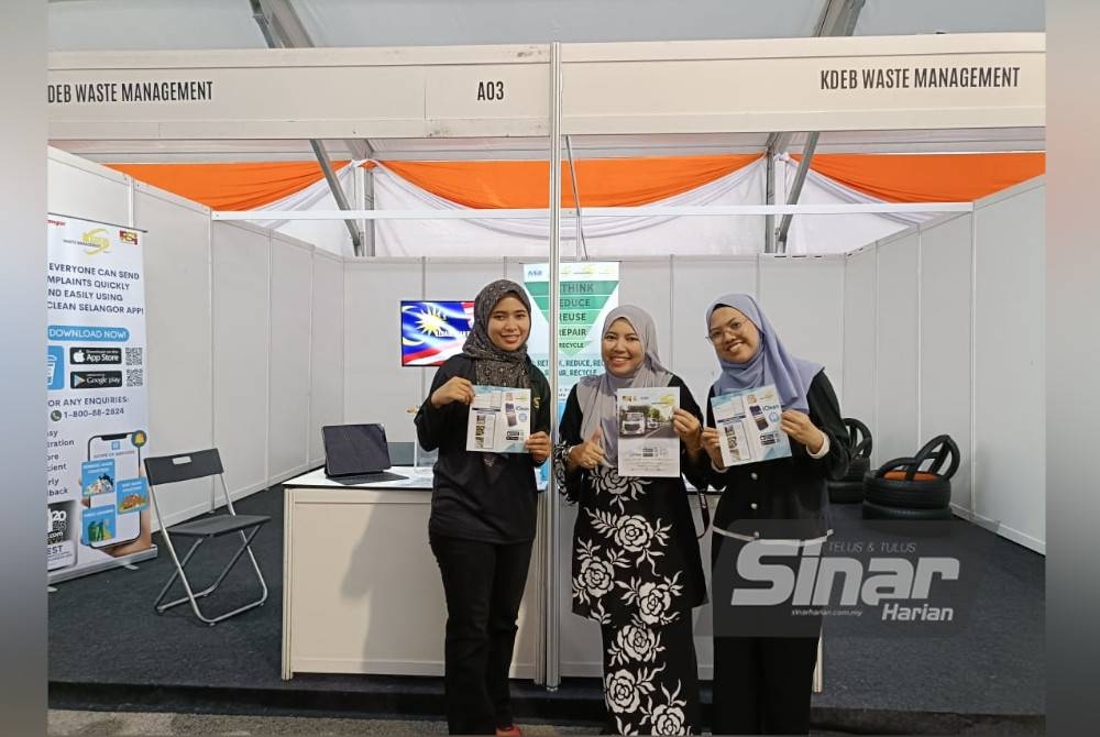 Mahfuzah Muhammad Tarmidi (tengah) di reruai Karnival Pendidikan Sinar Bestari pada Jumaat.