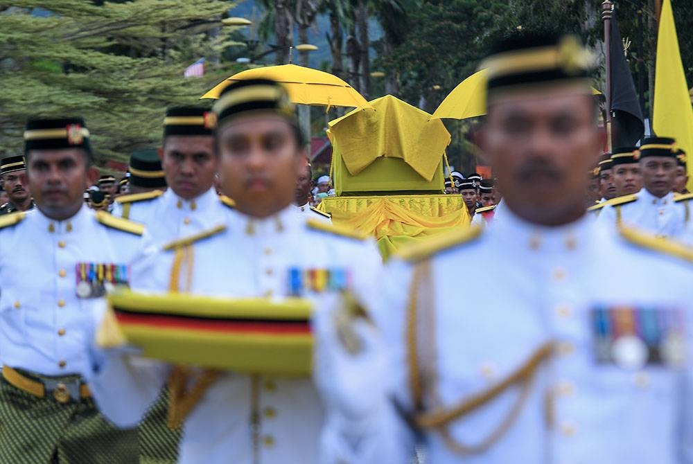 Pasukan penarik pedati 1 Briged Pangkalan Udara Sendayan Polis Diraja Malaysia (PDRM) membawa jenazah Almarhumah bekas Tunku Ampuan Negeri Sembilan Tunku Ampuan Najihah Almarhum Tunku Besar Burhanuddin menggunakan pedati Diraja ke Makam Diraja Seri Menanti sejauh kira-kira 200 meter bagi Istiadat Pemakaman hari ini.