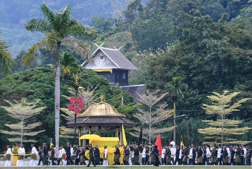 Pasukan penarik pedati 1 Briged Pangkalan Udara Sendayan Polis Diraja Malaysia (PDRM) membawa jenazah Almarhumah bekas Tunku Ampuan Negeri Sembilan Tunku Ampuan Najihah Almarhum Tunku Besar Burhanuddin menggunakan pedati Diraja ke Makam Diraja Seri Menanti sejauh kira-kira 200 meter bagi Istiadat Pemakaman hari ini.
