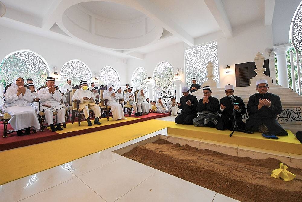 Yang Dipertuan Besar Negeri Sembilan Tuanku Muhriz Tuanku Munawir (tiga, kiri) dan Tunku Ampuan Besar Tuanku Aishah Rohani Tengku Besar Mahmud (empat, kiri) berkenan mengaminkan bacaan doa yang dipimpin oleh Imam Eksekutif Masjid Diraja Tuanku Munawir, Abdul Rahman Ibrahim (dua, kanan) pada Istiadat Pemakaman jenazah Almarhumah bekas Tunku Ampuan Negeri Sembilan Tunku Ampuan Najihah Almarhum Tunku Besar Burhanuddin di Makam Diraja Seri Menanti hari ini.