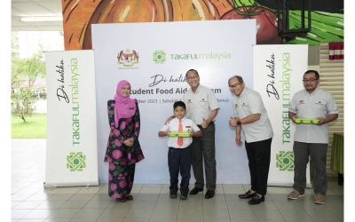 Ketua Pegawai Eksekutif Kumpulan Takaful Malaysia, Nor Azman Zainal (tengah); Ketua Pegawai Eksekutif Takaful Malaysia Am, Mohamed Sabri Ramli (dua dari kanan); Hairunizad Haron, Penolong Pengarah Unit Kebajikan dan Pengurusan Kesihatan Pelajar, Sektor Hal Ehwal Murid, Bahagian Pengurusan Sekolah Harian, Kementerian Pendidikan Malaysia (kanan) dan Guru Besar SK Seri Bonus, Datin Malihan (kiri) di majlis Di Hatiku Student Food Aid Program di Kuala Lumpur.