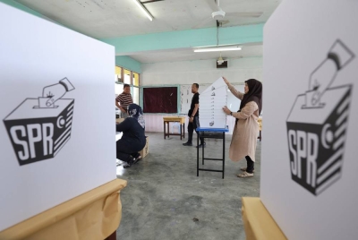 Petugas Suruhanjaya Pilihan Raya (SPR) melakukan persiapan menjelang Pilihan Raya Kecil (PRK) P.161 Parlimen Pulai di Sekolah Menengah Kebangsaan Aminuddin Baki pada Jumaat. - Foto Bernama