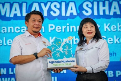 Lukanisman bersama Hui Ying (kanan) melancarkan sambutan Bulan Malaysia Sihat Sejahtera (BMSS) peringkat kebangsaan dan pelepasan Kembara Sekolah 2023 di Bulatan Sihat Kompleks E, pada Jumaat. - Foto Bernama