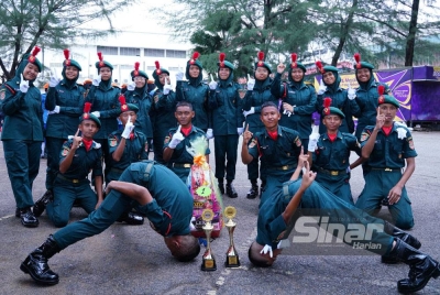 Pasukan Kadet Remaja Sekolah (KRS) Sekolah Menengah Kebangsaan (SMK) Abdul Jalil, Hulu Langat, Selangor yang muncul pemenang pertandingan kawad kaki Karnival Sinar Bestari.
