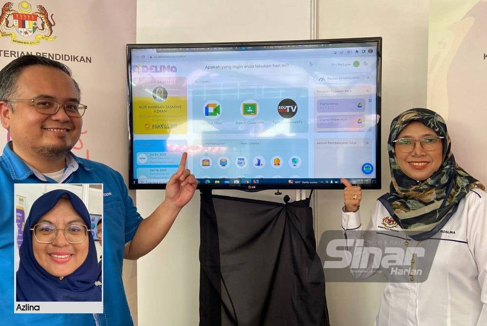 Wan Mohd Mohyeddin (kiri) menunjukkan platform DELIMa di reruai KPM yang disediakan di Karnival Pendidikan Sinar Bestari.