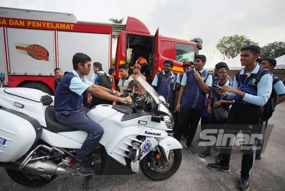Pengunjung berpeluang merasai sendiri pengalaman menaiki jentera pasukan keselamatan negara.