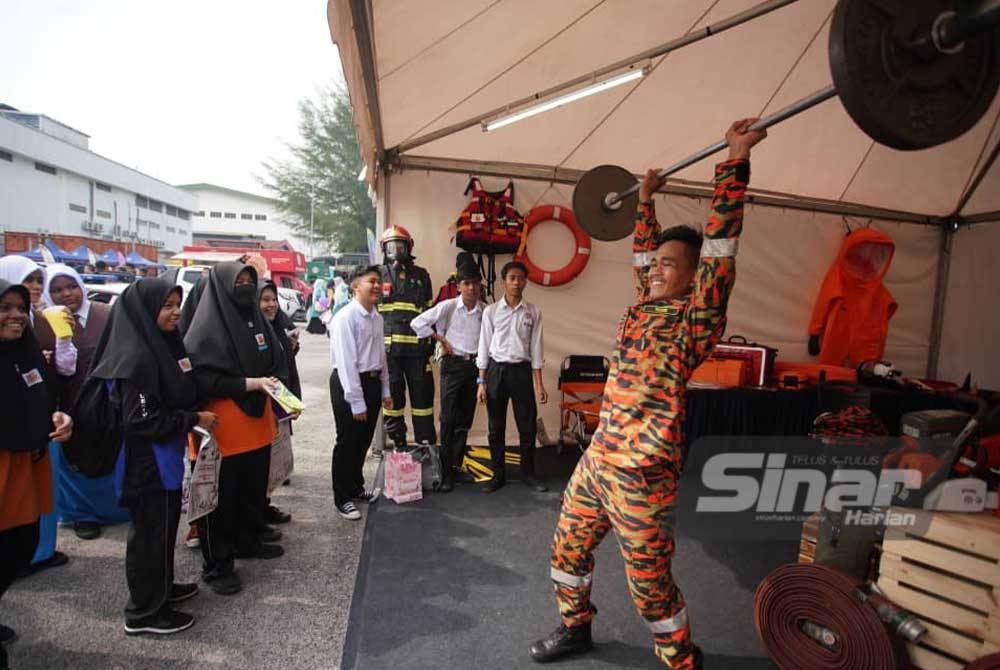 Pameran dan demonstrasi pertunjukan daripada agensi keselamatan negara bersempena Karnival Pendidikan Sinar Bestari.