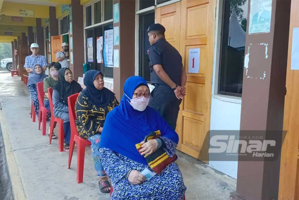 Pengundi sudah mula beratur untuk menunggu giliran mengundi di
Saluran 1, pusat pembuangan undi di Sekolah Kebangsaan Seri Melati, Taman Melati, Tampoi, Johor Bahru pada Sabtu.