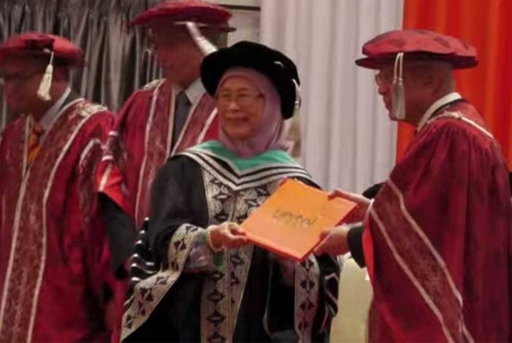 Arshad Alhaj menyampaikan Ijazah Kehormat Doktor Falsafah Sains, Politik dan Kemasyarakatan kepada Dr Wan Azizah pada Istiadat Konvokesyen Universiti Selangor (Unisel) kali ke-17 pada Sabtu.