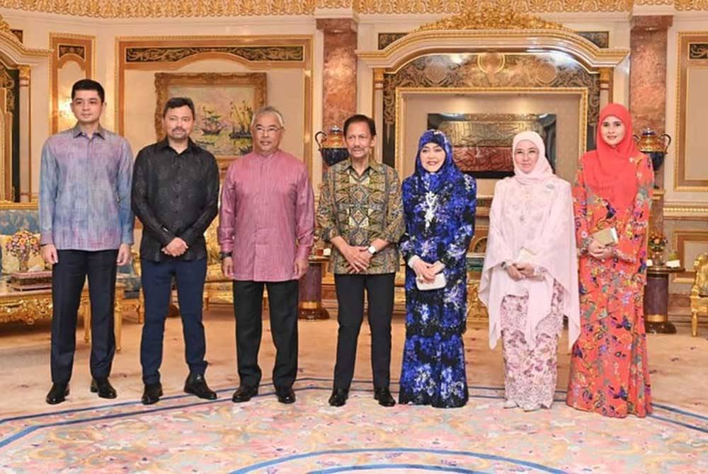 Al-Sultan Abdullah dan Tunku Azizah berkenan berangkat ke Majlis Santapan Malam di Baitur Rahmah, Istana Nurul Iman, Brunei, malam tadi. - Foto Facebook Istana Negara