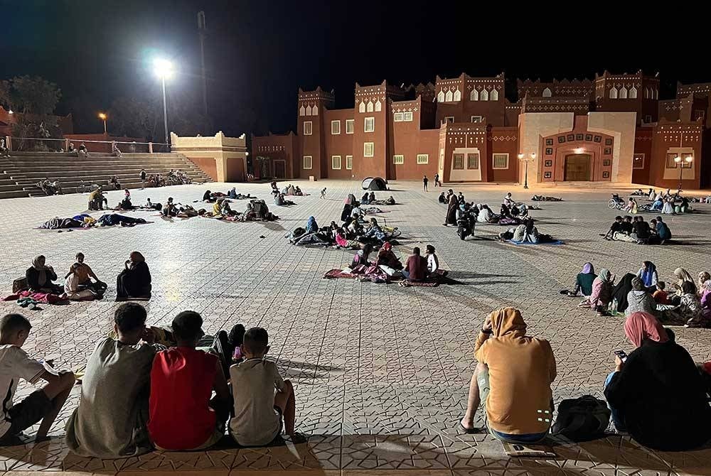 Penduduk berlindung di ruang terbuka selepas gempa bumi melanda wilayah Ouarzazat, Maghribi. - Foto Xinhua