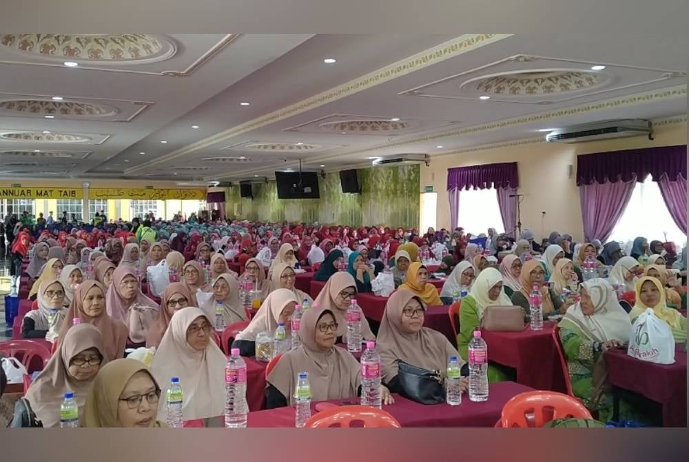 Sebahagian pengunjung yang hadir ke Pusat Pendidikan Al-Barakah di sini mendengar kuliah disampaikan Mohammad Kazim.