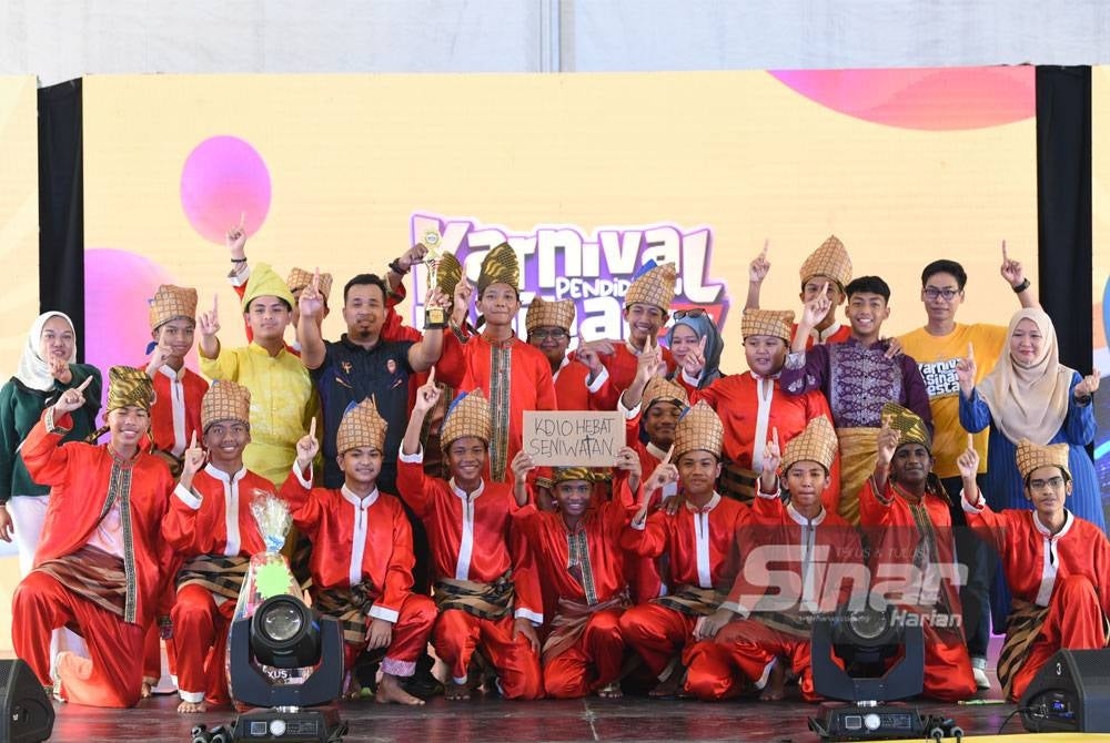 SMK Seksyen 10 Kota Damansara dinobat pemenang bagi Pertandingan Dikir Barat Peringkat Sekolah Menengah pada Karnival Pendidikan Sinar Bestari, Sabtu.