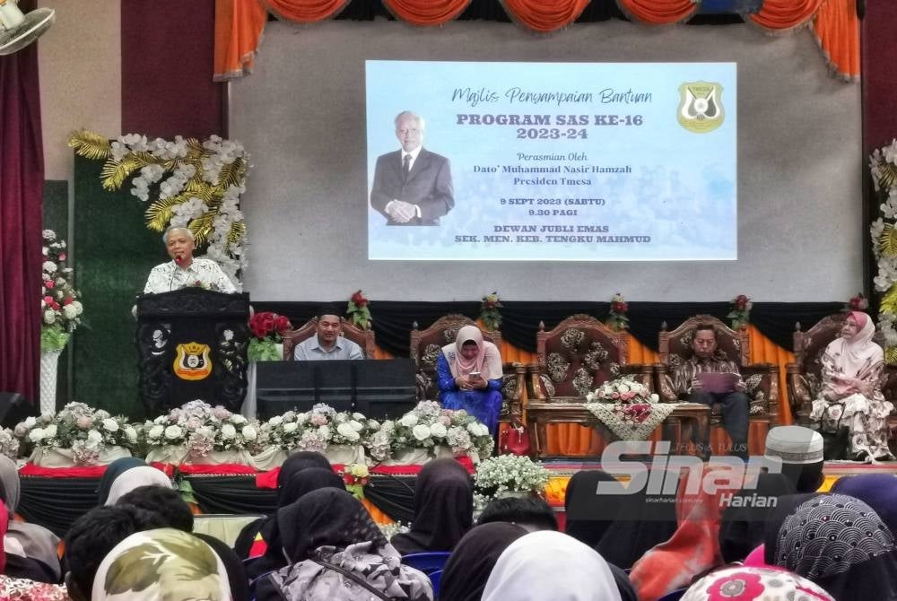 Muhammad Nasir ketika berucap sempena majlis penyampaian bantuan program 'Sponsor A Student' (SAS) kali ke-16 di Dewan Jubli Sekolah Menengah Kebangsaan Tengku Mahmud, Besut pada Sabtu.