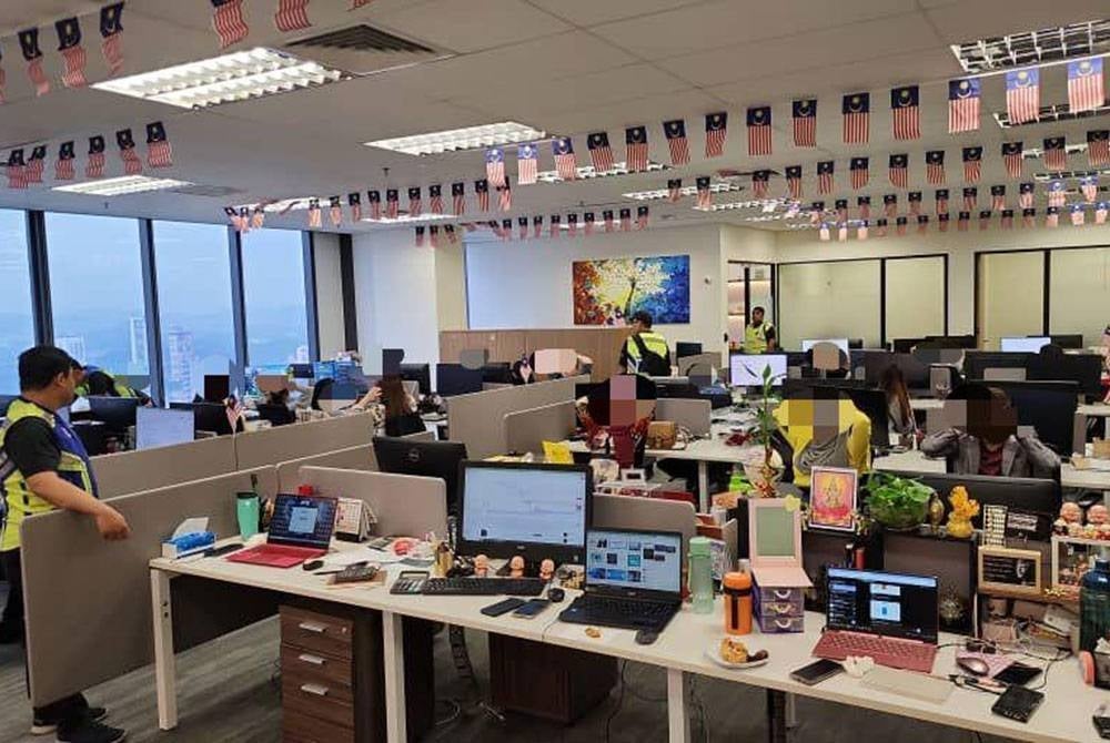 Polis menyerbu premis dipercayai menjalankan kegiatan pelaburan tidak wujud menerusi operasi dijalankan di Jalan Pudu, Bukit Bintang di sini pada Jumaat.