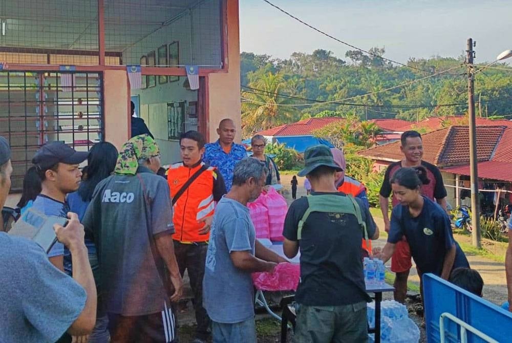 Bantuan dan perlindungan segera diberikan kepada mangsa banjir yang ditempatkan di PPS Dewan Orang Ramai Kampung Chinggong - Foto: APM Perak