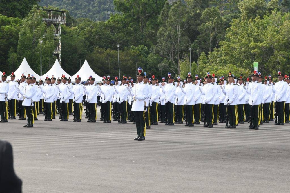 Istiadat Perbarisan ini melibatkan 1,488 Pegawai Kadet Palapes daripada 20 UA seluruh Malaysia yang diketuai oleh Pegawai Rendah Kanan (PRK) Muhammad Irfan Mohamad dari Palapes Universiti Tun Hussein Onn (UTHM).