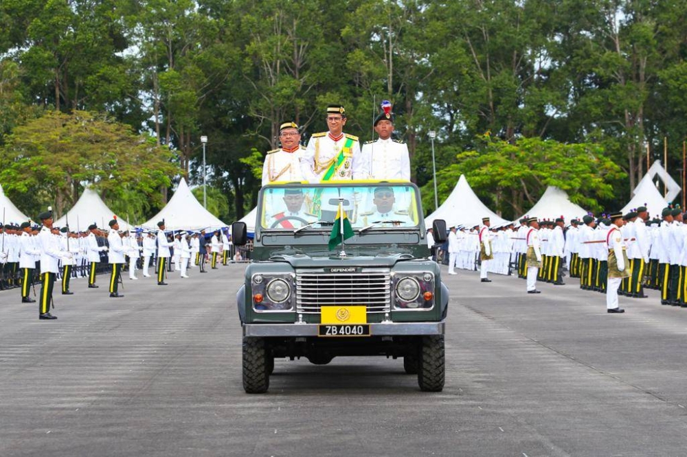 Tengku Sarafudin Badlishah berkenan mencemar duli menyempurnakan Istiadat pembarisan palapes daripada 20 Universiti Awam (UA) seluruh Malaysia di Padang Kawad Palapes UUM, Sintok pada Sabtu.