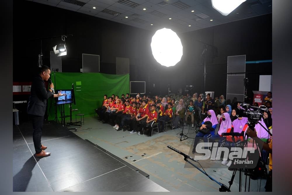 Muhammad Nur Adzrin ketika program perkongsian kerjaya bersama Akademi Animasi Les’ Copaque (Lcaa) di Studio F, Kompleks Kumpulan Karangkraf, di sini pada Sabtu.