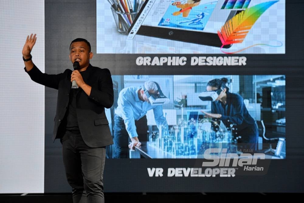 Muhammad Nur Adzrin berkongsi pengalaman menerusi perkongsian kerjaya bersama Akademi Animasi Les’ Copaque (Lcaa) di Studio F, Kompleks Kumpulan Karangkraf pada Sabtu.