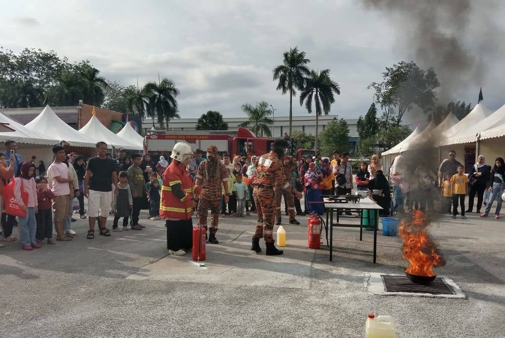 Pengunjung terdiri dariapda golongan wanita turut tidak melepaskan peluang memadamkan kebakaran ketika demostrasi anjuran Jabatan Bomba dan Penyelamat Malaysia di Karnival Pendidikan Sinar Bestari pada Sabtu.