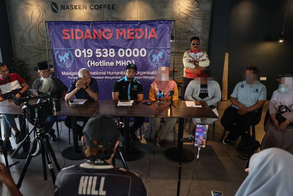 Hishamuddin (tengah) bersama sebahagian mangsa penipuan dan pemerdayaan pelaburan melibatkan skim pelaburan kepentingan hartanah dan aset oleh sebuah syarikat yang beribu pejabat di Perlis dalam sebuah sidang media di Kuala Lumpur pada Sabtu. - Foto Bernama