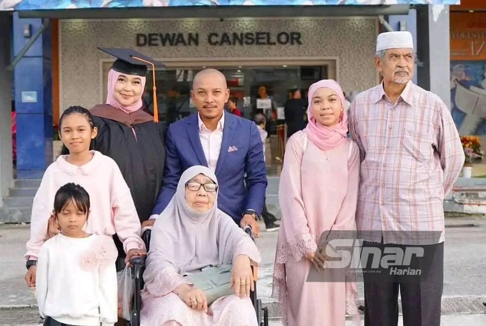 Ruzy Adila (belakang kiri) bergambar bersama ahli keluarganya selepas menerima ijazah Sarjana Pendidikan (Pengurusan Disiplin) pada Istiadat Konvokesyen Unisel di Kampus Bestari Jaya di sini pada Sabtu. Foto Ihsan Unisel