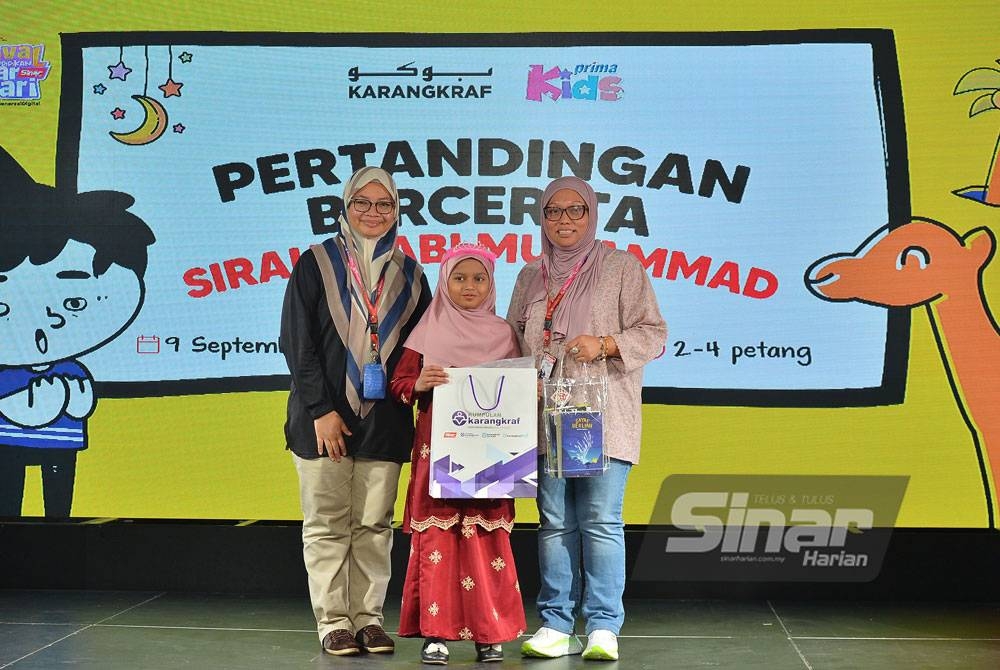 Nor Sofia Afiqah (tengah) bersama Ketua Pegawai Eksekutif (CEO) Grup Buku Karangkraf, Firdaus Hussamuddin (kanan).