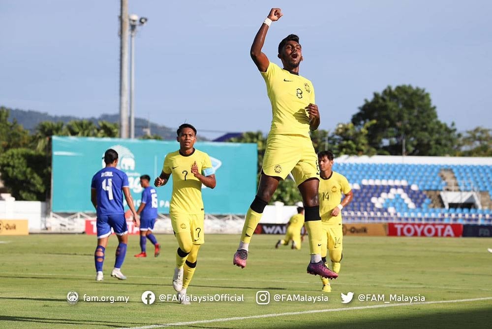Saravanan meraikan jaringannya ketika aksi menentang Filipina dalam aksi kedua Kumpulan H Kelayakan Piala Asia B-23 2024 di Stadium Chonburi sebentar tadi. - Foto Facebook FAM