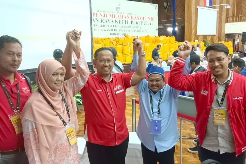 Suhaizan diraikan sejurus dimaklumkan kemenangan dalam PRK Parlimen Pulai di Pusat Penjumlahan Rasmi Undi Parlimen Pulai, di Dewan Jubli Intan Sultan Ibrahim, Johor Bahru pada malam Sabtu