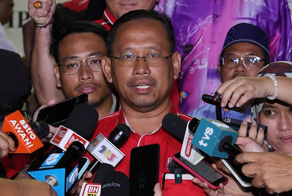 Suhaizan (tengah) bercakap kepada pemberita selepas diumumkan kemenangannya pada Pilihan Raya Kecil (PRK) P.161 Parlimen Pulai di Pusat Penjumlahan Undi di Dewan Jubli Intan Sultan Ibrahim hari ini.  - Foto Bernama