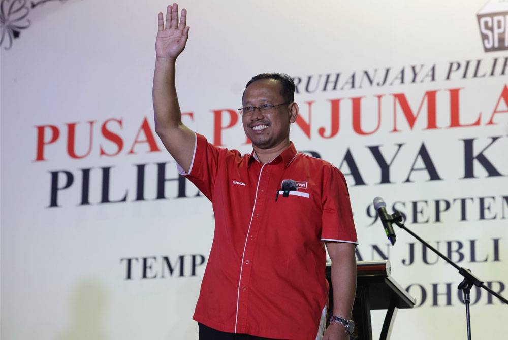 Suhaizan melambaikan tangan sebaik diumumkan kemenangan pada PRK P161 Parlimen Pulai di Pusat Penjumlahan Undi di Dewan Jubli Intan Sultan Ibrahim hari ini. - Foto Bernama