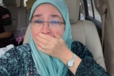 Tangkap layar menunjukkan Raja Permaisuri Agong Tunku Azizah Aminah Maimunah Iskandariah menangis ketika menzahirkan rasa terharu dengan sambutan penduduk Sabah meraikan keberangkatan tiba baginda dan Yang di-Pertuan Agong Al-Sultan Abdullah Ri’ayatuddin Al-Mustafa Billah Shah semasa penjelajahan terakhir Kembara Kenali Borneo di negeri itu semalam. - Ihsan Instagram Istana Negara