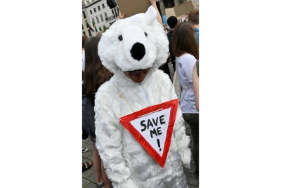 Aktivis pencinta haiwan membantah menyertai perhimpunan membantah perubahan iklim di Berlin, Jerman.