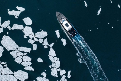 Ais laut di Teluk Borebukta yang terletak di sebelah barat laut Isfjorden di Kepulauan Svalbard, utara Norway cair akibat kesan perubahan iklim.