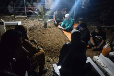 Jenazah Allahyarham Fairuz selamat dikebumikan di Tanah Perkuburan Islam Tanjung Pengkalan Merbau, Kampung Sungai Bangat, Labuan.