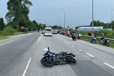 Motosikal pelajar berusia Tingkatan Tiga yang terlibat dalam kemalangan di Jalan Salor Lama pada Jumaat.