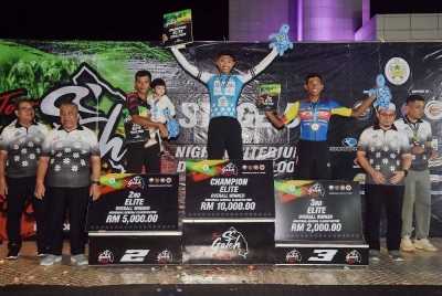 Nur Aiman (tengah) ketika dinobatkan sebagai juara keseluruhan Tour Gateh D’Tranung 2023 (TGDT23) yang berlangsung di jambatan angkat, di sini pada Jumaat malam. - Foto ihsan Urusetia Penerangan Darul Iman (UPDI)
