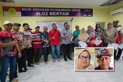 Reezal (tengah) bergambar bersama penerima bantuan bencana ribut di Dewan Permatang Bertam pada Sabtu. (Gambar kecil: Mariam Bee dan Mohd Zaini)