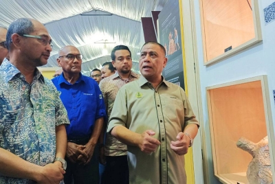 Saarani (kanan) bersama Kamarul Baharin (kiri) meninjau ruang pameran sempena Program Citra Nusa@Muzium Matang di Muzium Matang, Kota Ngah Ibrahim Matang pada Sabtu.